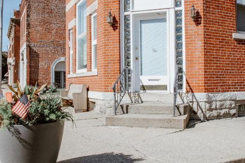 Oxford Apartment | Historic Wi-fi Pet Friendly Purdue