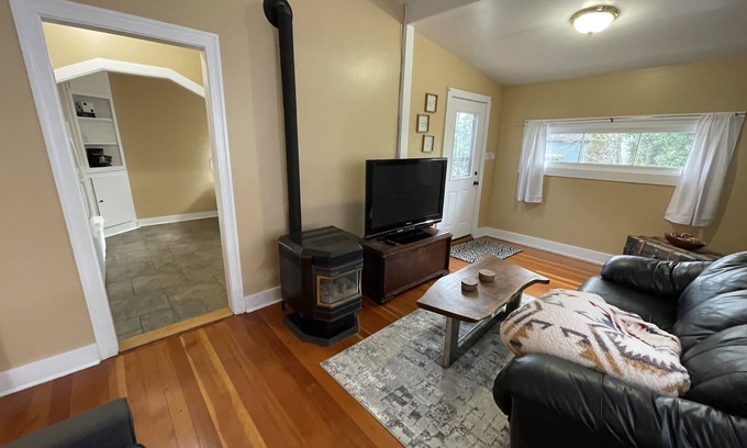 Albany Apartment | Historical Cottage