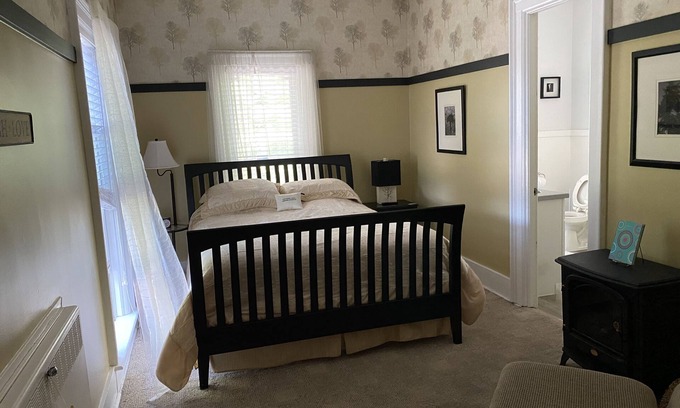 South Haven Bed & Breakfast | Historical Monroe Manor - Beechwood Room