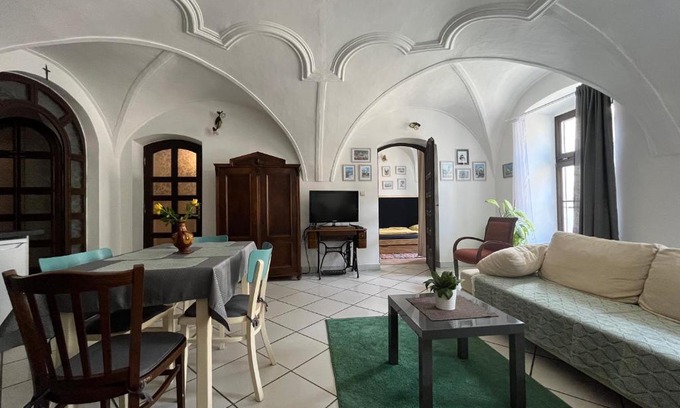Banska Bystrica Apartment | Historický apartmán v centre mesta-2min pešo na námestie