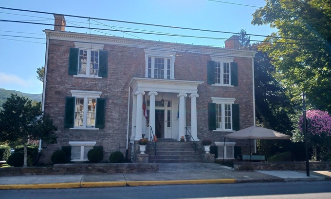 Franklin Bed & Breakfast | History Meets Simplicity – Thoughtfully Restored Suite with Just the Essentials.