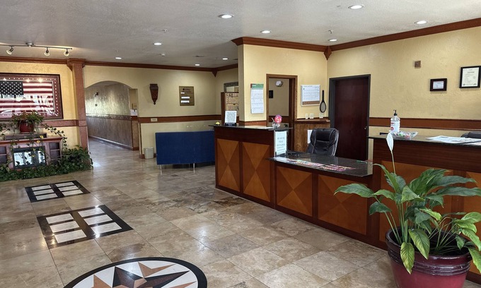 Hugo Hotel | HiWay Inn Express