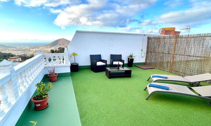 Santa Maria de Guia de Gran Canaria House | Hliday Home Vivienda Vacacional Casa Anthony with Sea View, Terrace & Wi-Fi