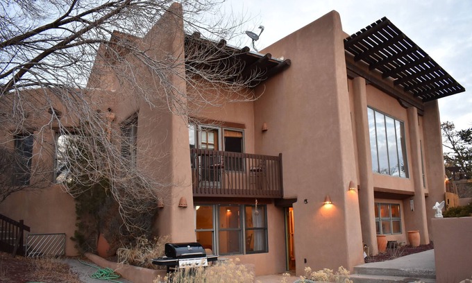 Canoncito Apartment | Hobbit House and Garden Apartment. You will enjoy Santa Fe in a unique way!