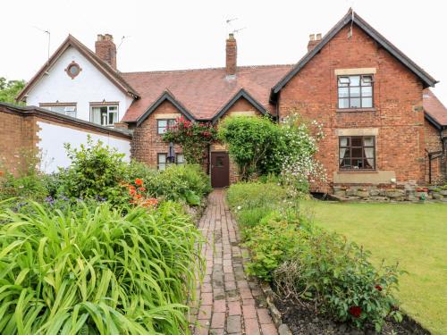 Ilkeston House | Hobson's Cottage 10 Main Street