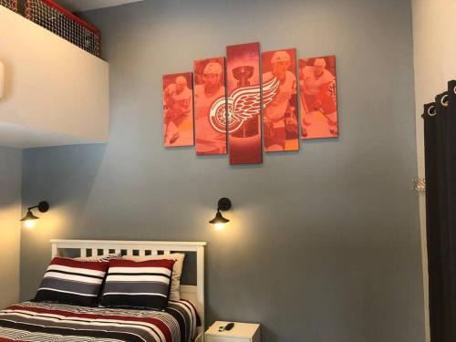 Beulah Apartment | Hockey Themed Room with Wooded Trails