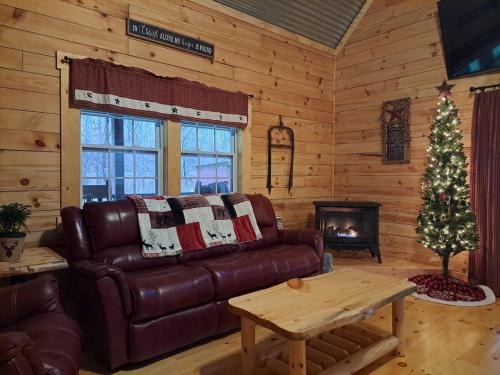 McArthur House | Hocking Hills Cabin, Hot Tub, Private Pond