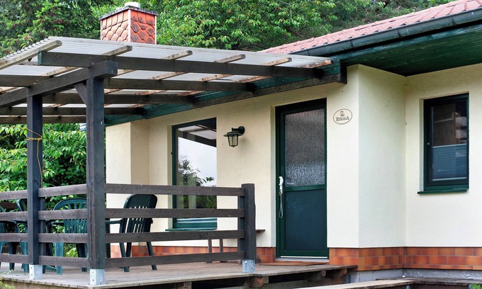 Feldberger Seenlandschaft Apartment | Holiday Home 'Ferienhaus Utkieck' with Private Terrace, Shared Garden and Wi-Fi