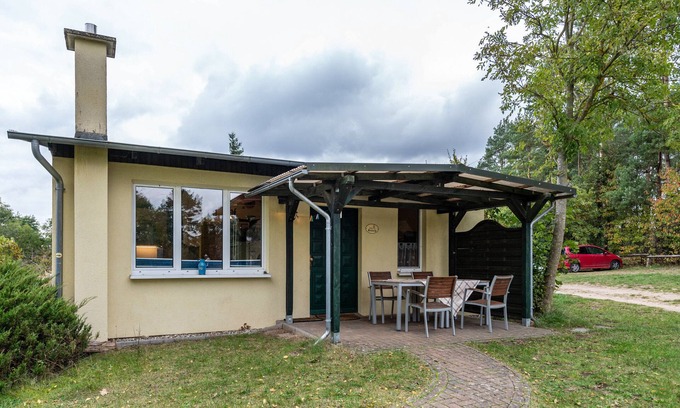 Feldberger Seenlandschaft House | Holiday Home 'Ferienhaus Unkel Bräsig' with Private Terrace, Shared Garden and Wi-Fi