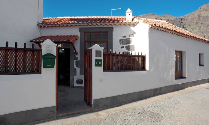 San Bartolome de Tirajana House | Holiday Home "Casa De La Eterna Primavera" with Mountain View, Terrace & Wi-Fi