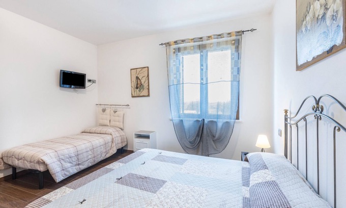 Villafranca di Verona Apartment | Holiday Apartment "La Siesta" with Shared Garden, Balcony & Wi-Fi