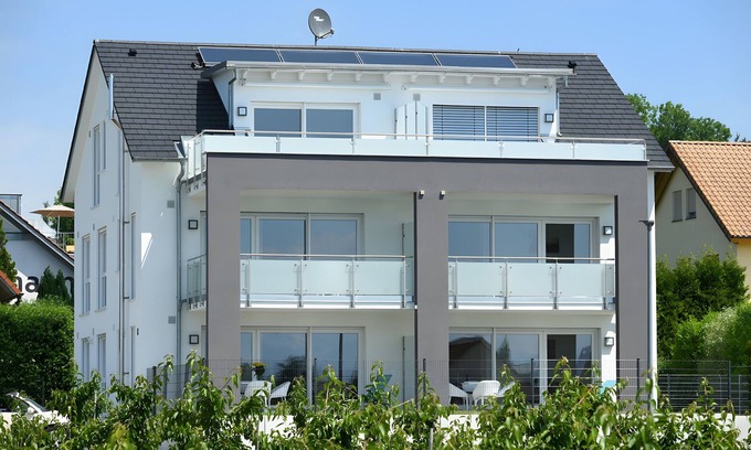 Wasserburg Apartment | Holiday Apartment 'Dinkelbach Feriendomicil Objekt 2 E Sunshine' Close to the Lake with Terrace and Garden