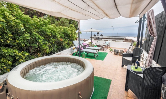 El Guincho House | Holiday Apartment "Casa Amparo" with Terrace, Ocean View, Whirlpool & Wi-Fi