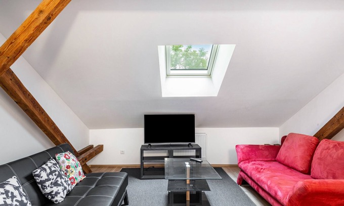 Kraiburg Apartment | Holiday Apartment 'Maximilian' with Shared Garden, Balcony and Wi-Fi