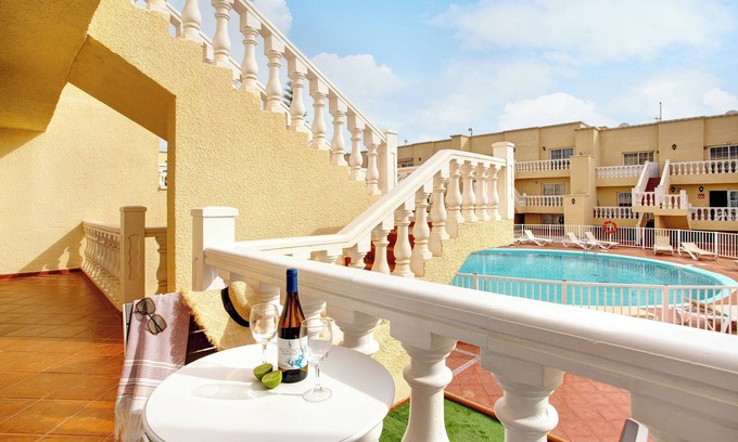 Caleta de Fuste Apartment | Holiday Apartment 'Liomor Luxury' with Shared Pool, Wi-Fi and Air Conditioning