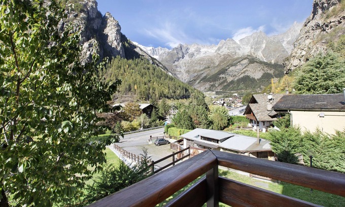 Courmayeur Apartment | Holiday Apartment 'Aiguille Noire La Maison de Courma' with Mountain View & Wi-Fi