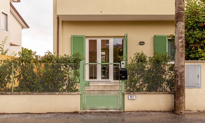 Ripa-Pozzi-Ponterosso Apartment | Holiday Apartment "Casa Bruna" with Private Garden & Wi-Fi