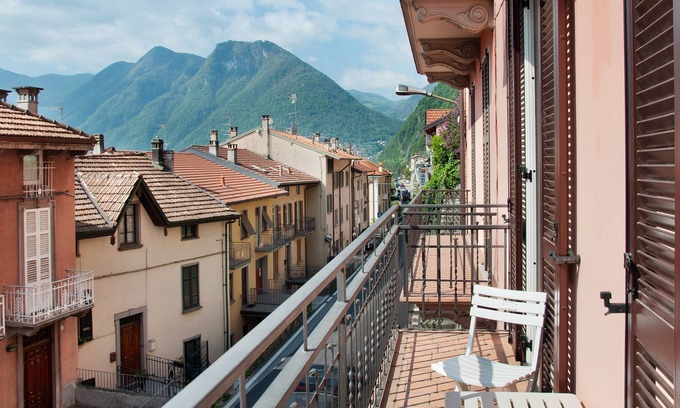 Colonno Apartment | Holiday apartment Casa Mauro by the lake with balcony