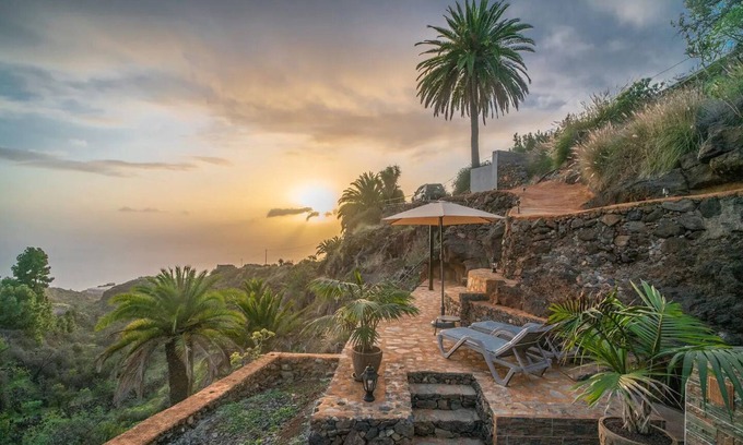 Tijarafe Apartment | Holiday Apartment "Cueva El Desvelo" with Sea View, 3 Private Terraces & Wi-Fi