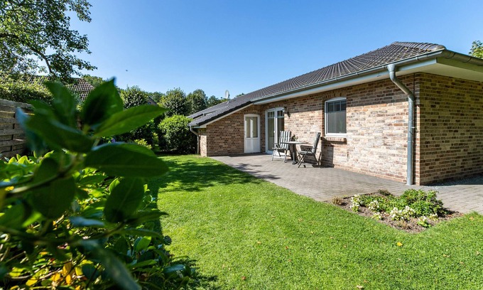 Breklum Apartment | Holiday Apartment 'Ferienhaus Christine' with Private Terrace, Private Garden and Wi-Fi