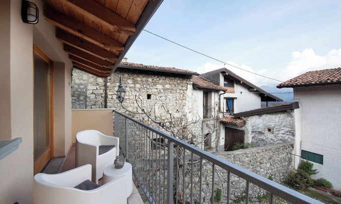 Esmate Apartment | Holiday Apartment "Gelsomino" with Balcony & Wi-Fi