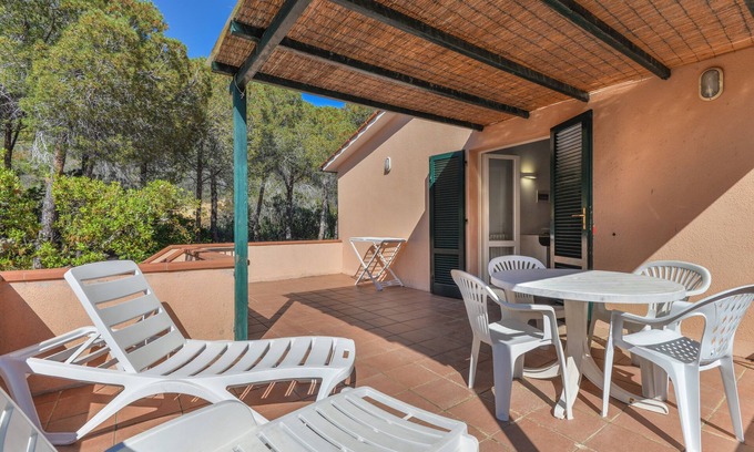 Procchio Apartment | Holiday Apartment 'La Spiga' with Terrace, Shared Garden and Wi-Fi