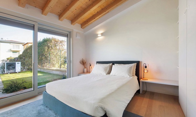 Iseo Apartment | Holiday Apartment "Little Mier Iseo" with Mountain View, Private Garden & Wi-Fi
