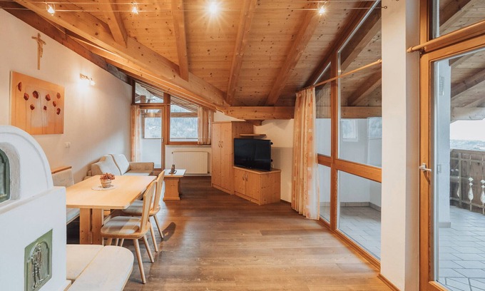 Rifiano Apartment | Holiday Apartment 'Oberegghof Hahnenkamm' with Mountain View and Wi-Fi