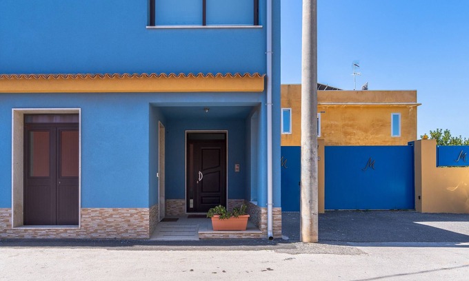 Cassibile Apartment | Holiday Apartment "San Martino Riccardo" with Balcony & Wi-Fi