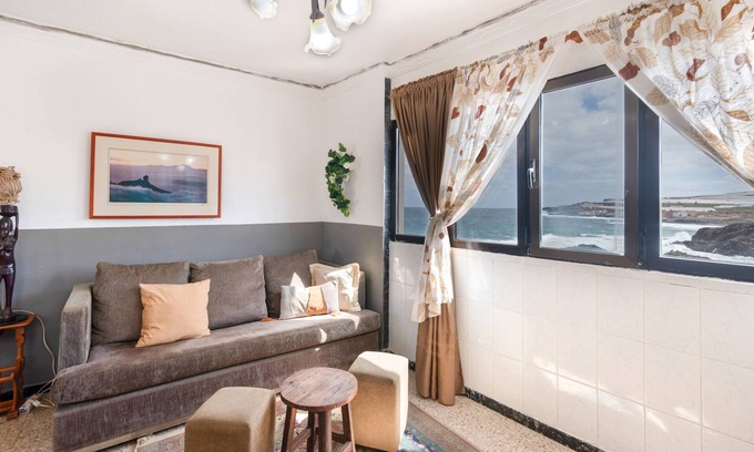 Galdar Apartment | Holiday Apartment 'Siempreviva' with Shared Pool and Wi-Fi