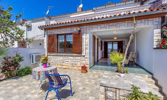 Barbariga Apartment | Holiday apartment with terrace and sea view