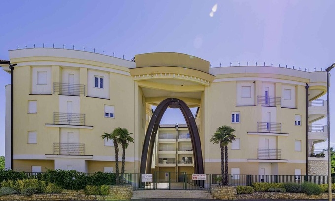 Monterol Apartment | Holiday apartment with air conditioning and barbecue