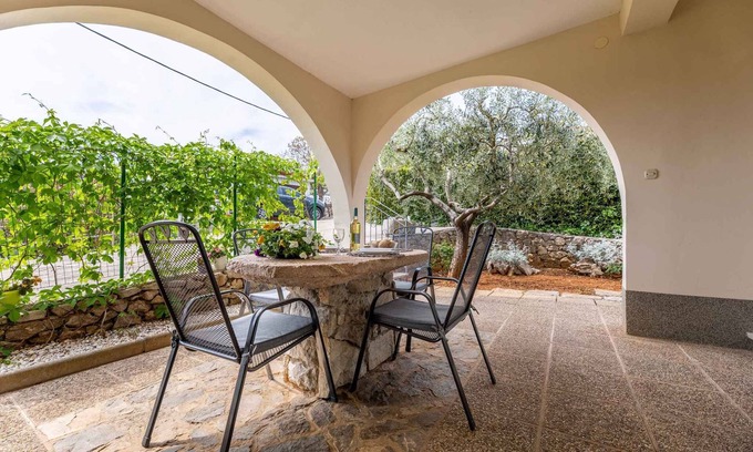 Vrbnik Apartment | Holiday apartment with beautiful terrace
