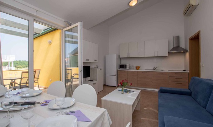 Basanija Apartment | Holiday apartment with balcony and air conditioning