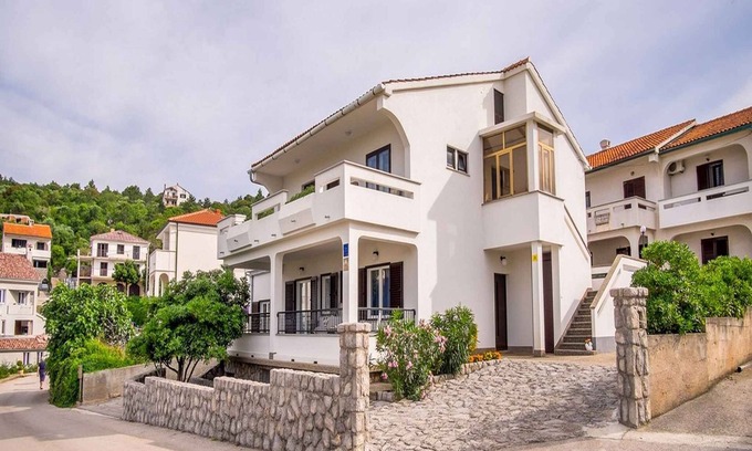 Vrbnik Apartment | Holiday apartment with sea views and close to the beach