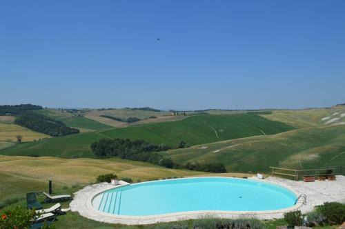 Asciano Apartment | Holiday apartment with swimming pool, strade bianche, swimming pool, view