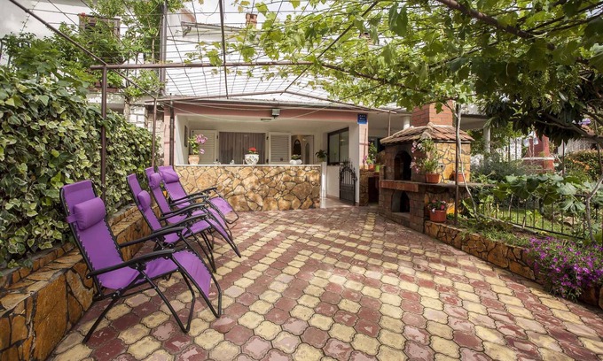 Borik Apartment | Holiday apartment with whirlpool bathtub and barbecue