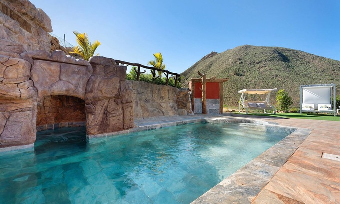 El Roque House | Holiday Home 'Villa La Casita' with Mountain View, Private Garden and Wi-Fi