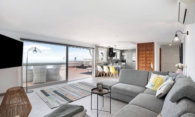 Los Realejos Apartment | Holiday flat "Casa Hola Mar" directly on the coast with infinity view of the sea