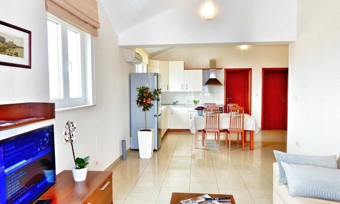 Malinska Apartment | Holiday flat with a view of the water