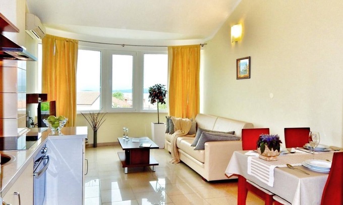 Vantacici Apartment | Holiday flat with a view of the water