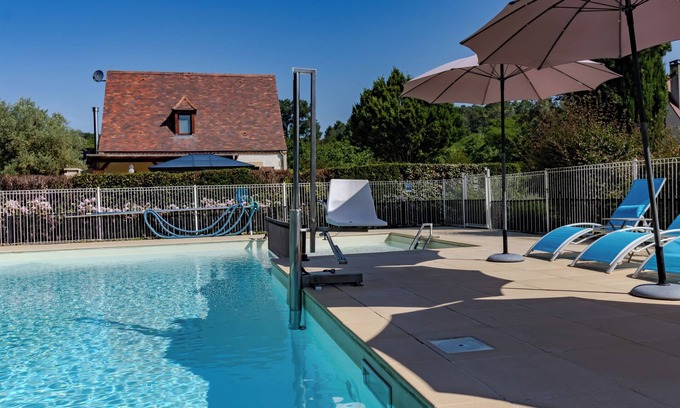 Castelnaud-la-Chapelle House | Holiday Home 'Fleurie' with Shared Pool, Wi-Fi and Air Conditioning