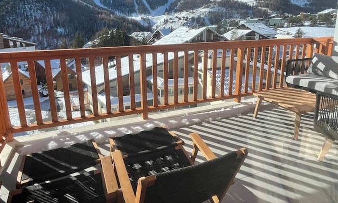 Saint-Etienne-de-Tinee Apartment | Holiday Apartment 'Superbe 3 Pieces Classé 4 Étoiles' with Mountain View, Shared Pool & Wi-Fi