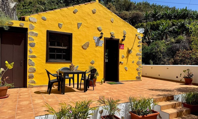 Los Llanos de Aridane House | Holiday Home 'Casa Castro' with Mountain View, Private Pool and Wi-Fi