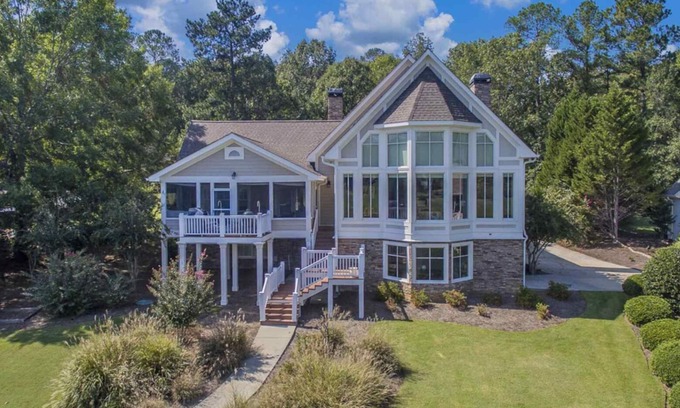 Reynolds Landing House | Holiday Haven on the Water - Peaceful Lakefront Getaway