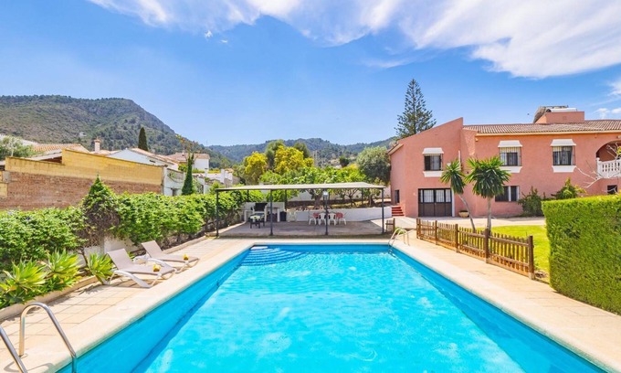 Alhaurin de la Torre House | Holiday Home 'Casa Los Manantiales' with Mountain View, Wi-Fi and Air Conditioning