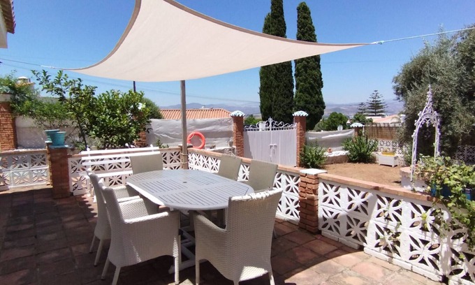 Alhaurin de la Torre House | Holiday Home 'Villa Namaste' with Mountain Views, Wi-Fi and Air Conditioning