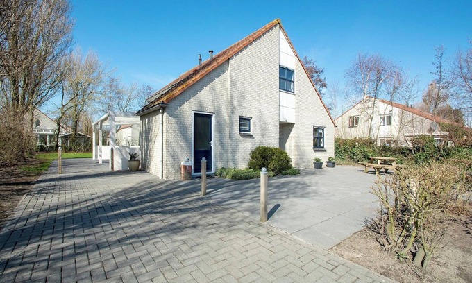 Julianadorp aan zee Villa | Holiday Home by Beach in Ooghduyne