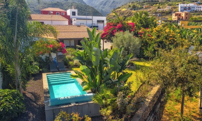 San Andres y Sauces House | Holiday Home 'El Bebedero De Los Sauces' with Sea View, Private Pool and Wi-Fi