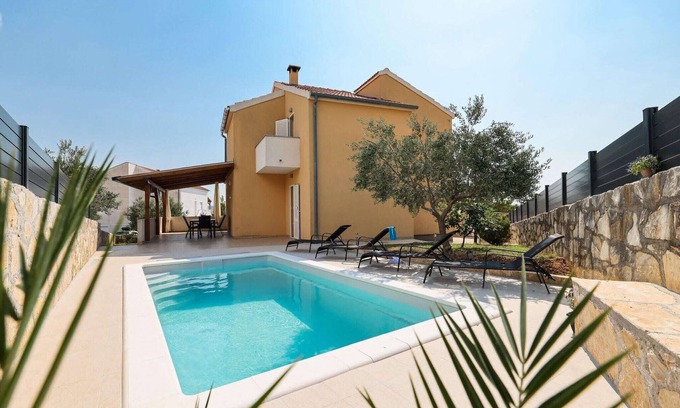 Maslenica House | Holiday Home in Jasenice near the Sea